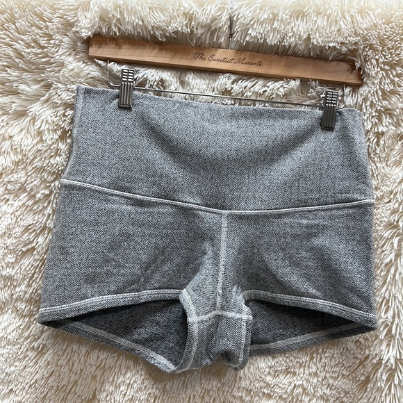 Lululemon athletica gray boogie shorts, without any tags, size 10 - Picture 15 of 16